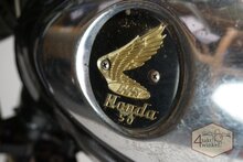 Honda C320s, noir
