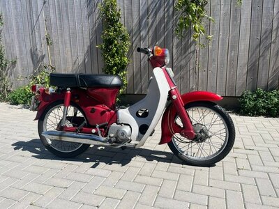 Honda C70 OT, rouge, 21348 mijl