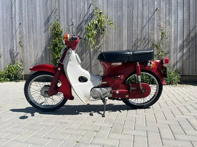 Honda C70 OT, rouge, 21348 mijl