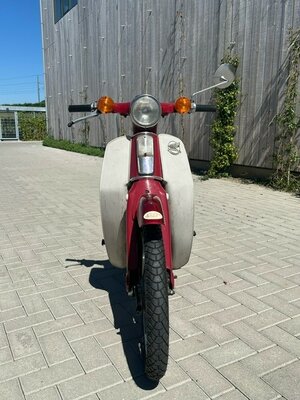 Honda C70 OT, rouge, 21348 mijl