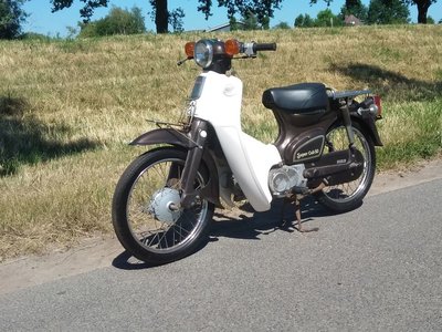 Honda C50 NT Japans, bruin, 4525 km, met kenteken